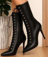 Comprar bota feminina com salto fino preto bico fino e cadarço frontal ajustável para looks ousados de inverno elegante em promoção VIZZANO